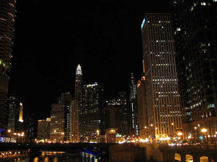 09 Chicago downtown at night.JPG